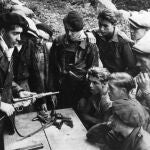 El final de la guerra en 1939 supuso el comienzo de la resistencia antifranquista para muchos guerrilleros. En la imagen, instruyéndose en el manejo de las armas