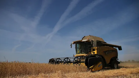 Un agricultor con sus cosechadora durante una jornada de trabajo