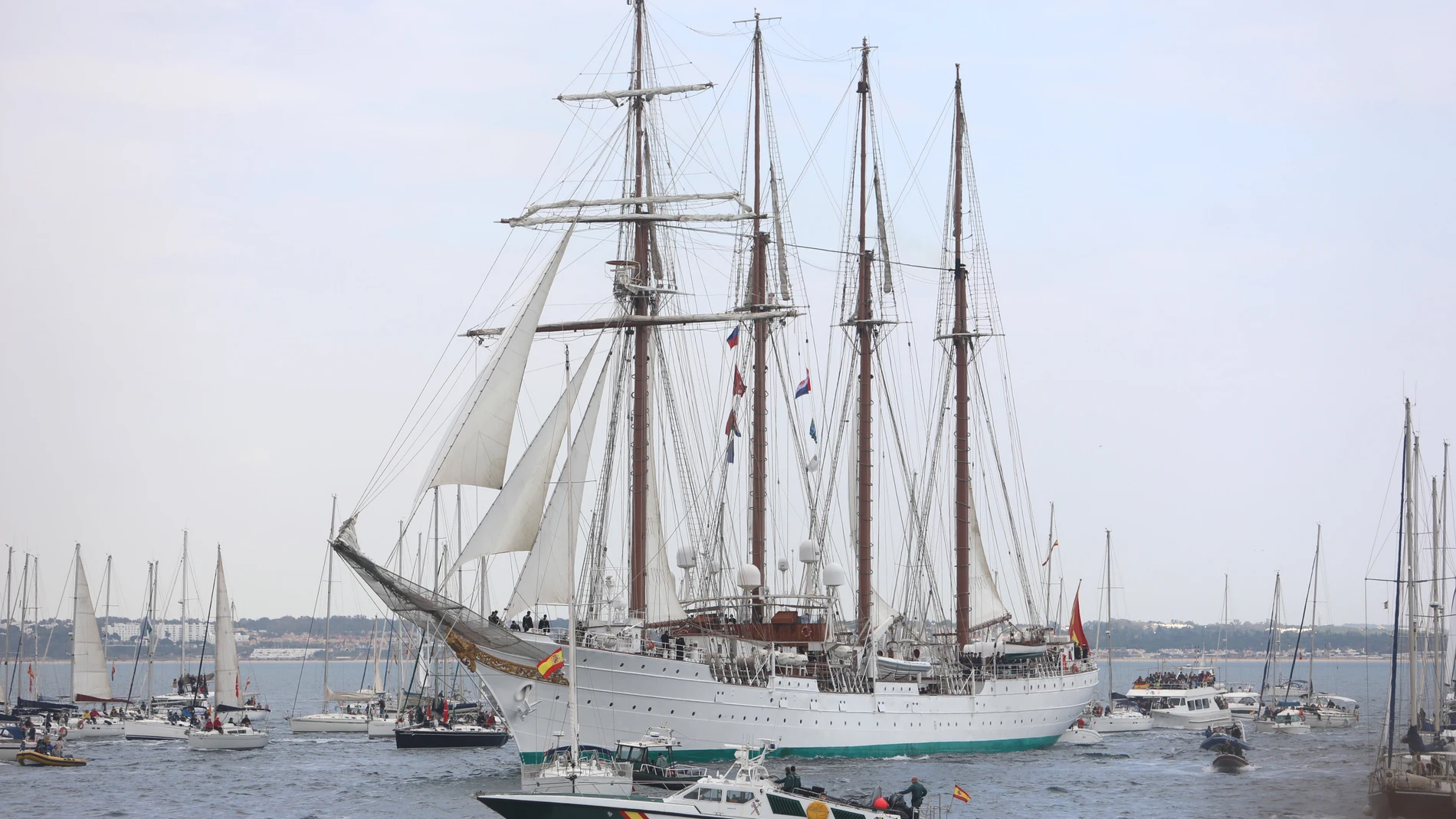 Salida del buque escuela 'Juan Sebastián de Elcano' con motivo del inicio de su XCIV crucero de instrucción a 12 de febrero del 2022 en Cádiz