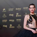 Milena Smit en la alfombra roja de los Premios Goya 2022.