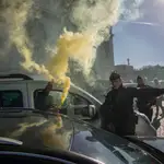La policía atiende a los participantes de un llamado "Convoy de la Libertad" que intentan bloquear el tráfico, en el Arco del Triunfo en París