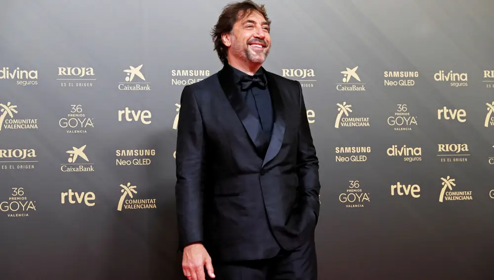 VALENCIA, 12/02/2022.- El actor Javier Bardem posa en la alfombra roja a su llegada a la gala de la 36 edición de los Premios Goya que tiene lugar este sábado en el Palau de les Arts de Valencia. EFE/Biel Aliño
