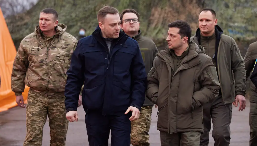 El presidente ucraniano, Volodimir Zelenski, asiste a unos ejercicios especiales de las fuerzas del Ministerio del Interior en el pueblo de Kalanchak, en la región de Kherson