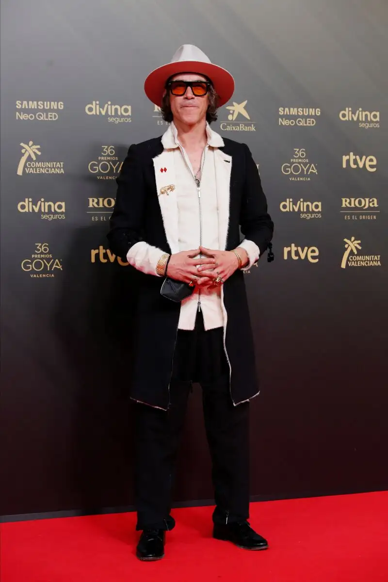 VALENCIA, 12/02/2022.- El actor Óscar Jaenada posa en la alfombra roja durante la 36 edición de los Premios Goya que tiene lugar este sábado en el Palau de les Arts de Valencia. EFE/Biel Aliño.
