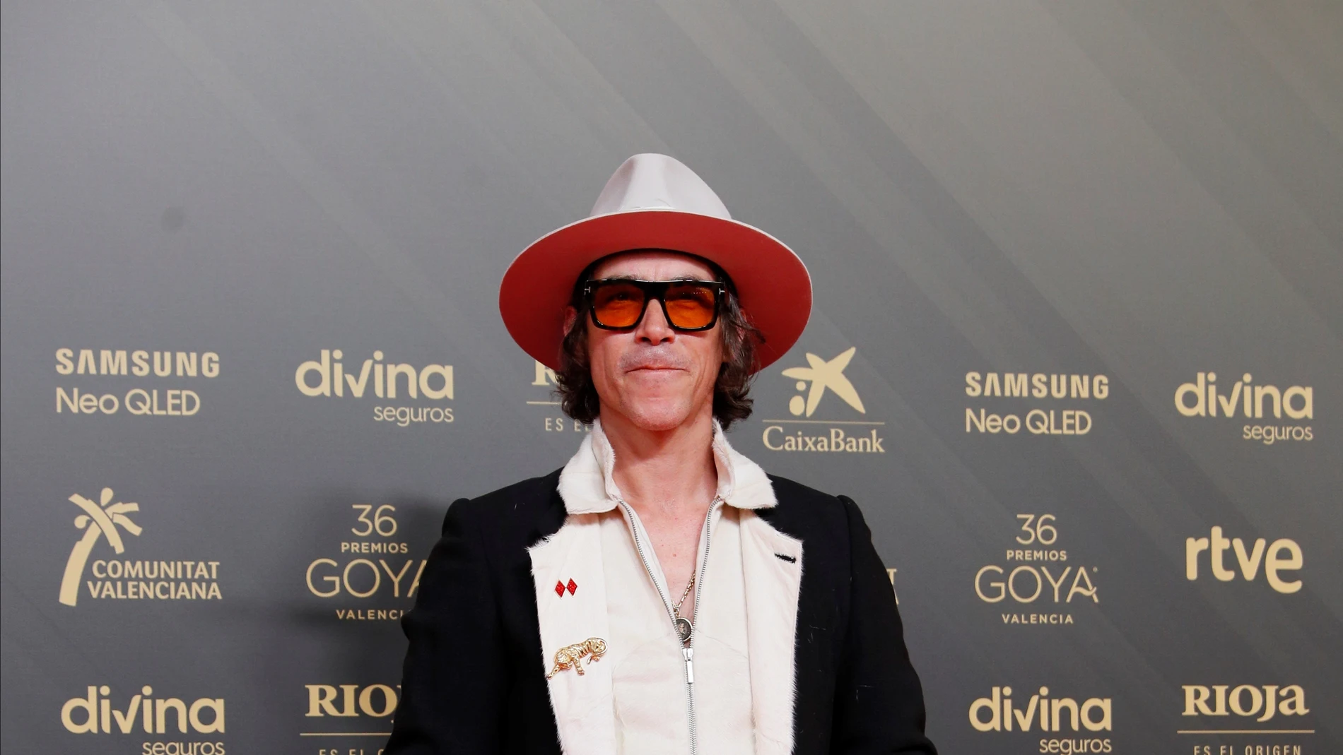 VALENCIA, 12/02/2022.- El actor Óscar Jaenada posa en la alfombra roja durante la 36 edición de los Premios Goya que tiene lugar este sábado en el Palau de les Arts de Valencia. EFE/Biel Aliño.