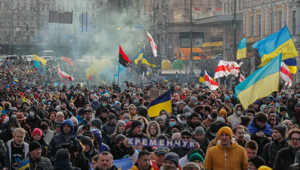 Los ucranianos participan en la Marcha de la Unidad por Ucrania en Kiev.