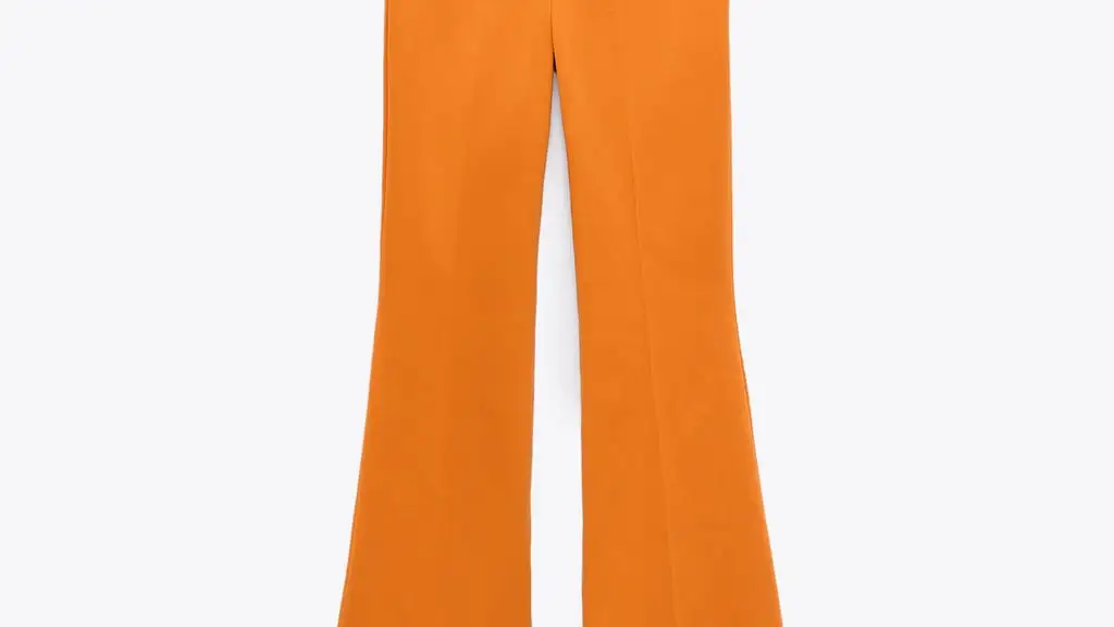 Pantalón de tiro alto de corte flare y en color teja, de Zara