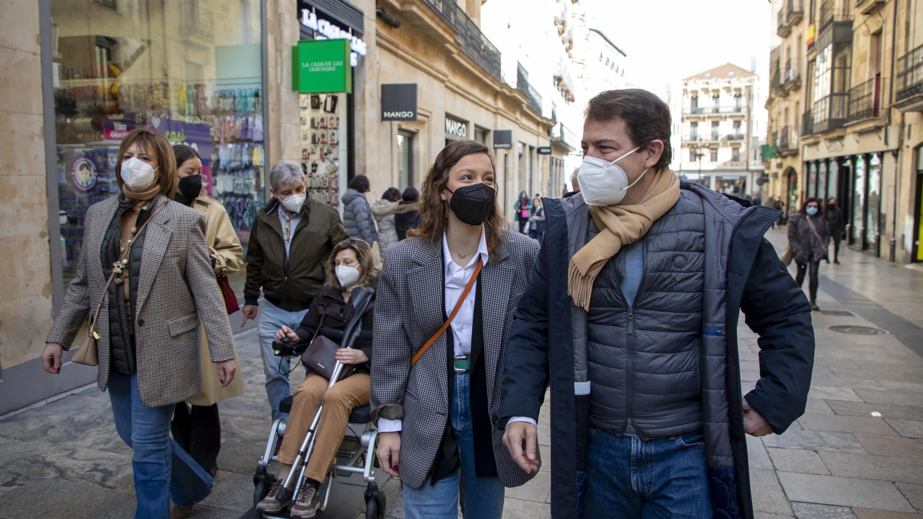 El candidato a la presidencia de la Junta, Alfonso Fernández Mañueco, en la jornada de reflexión, paseando por el centro de Salamanca con su familia y amigos.