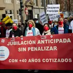 Un grupo de personas pertenecientes al Movimiento de Pensionistas sostiene un cartel durante una manifestación. Jesús Hellín / Europa Press