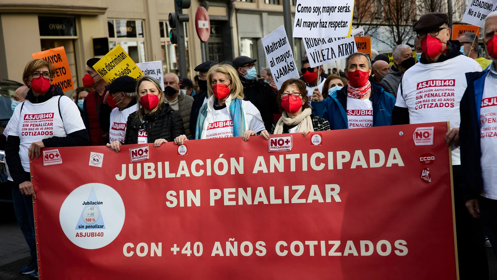 Un grupo de personas pertenecientes al Movimiento de Pensionistas sostiene un cartel durante una manifestación. Jesús Hellín / Europa Press