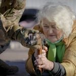 Valentyna Konstantynovska, de 79 años, sostiene un arma durante un entrenamiento básico de combate para civiles, organizado por la Unidad de Fuerzas Especiales Azov, de la Guardia Nacional de Ucrania, en Mariupol, región de Donetsk, este de Ucrania,
