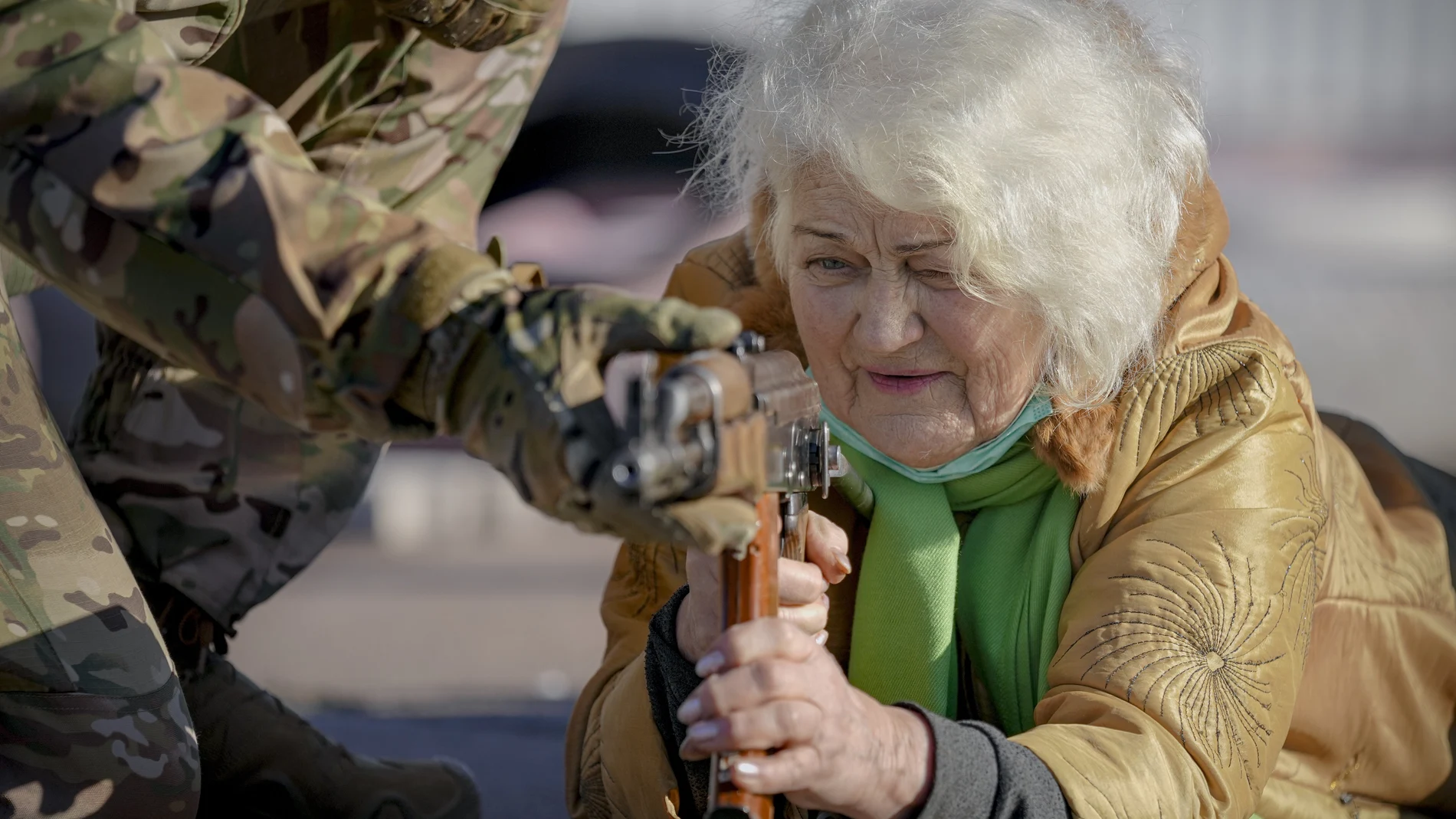 Valentyna Konstantynovska, de 79 años, sostiene un arma durante un entrenamiento básico de combate para civiles, organizado por la Unidad de Fuerzas Especiales Azov, de la Guardia Nacional de Ucrania, en Mariupol, región de Donetsk, este de Ucrania,