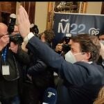 El candidato del PP a la Presidencia de la Junta, Alfonso Fernández Mañueco, a su llegada al hotel de seguimiento de la noche electoral.