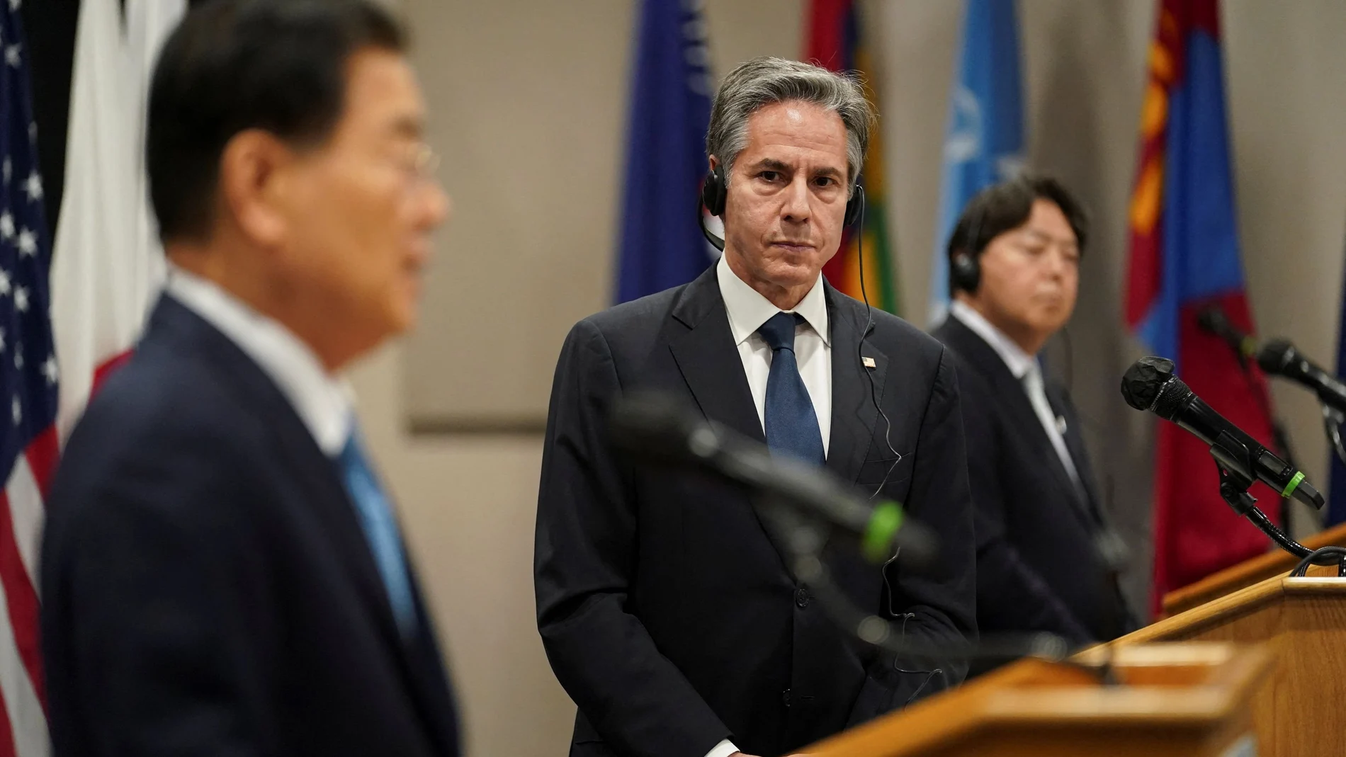 El secretario de Estado, Antony Blinken, junto a sus homólogos de Corea del Sur y Japón en una rueda de prensa en Honolulu (Hawai)