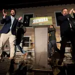 El presidente de Vox, Santiago Abascal y el candidato de esta formación a la Presidencia de la Junta de Castilla y León, Juan García-Gallardo celebran los resultados.