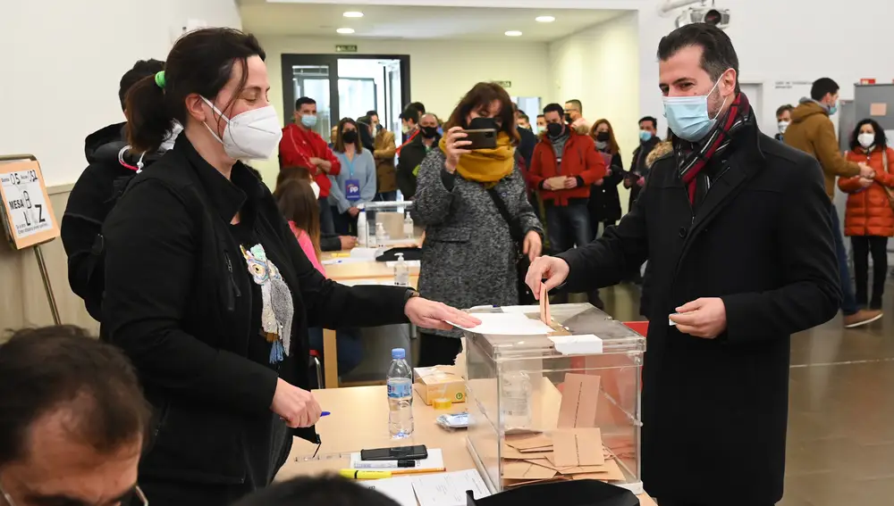 El candidato a la presidencia de la Junta de Castilla y León del PSOE, Luis Tudanca, vota en Burgos