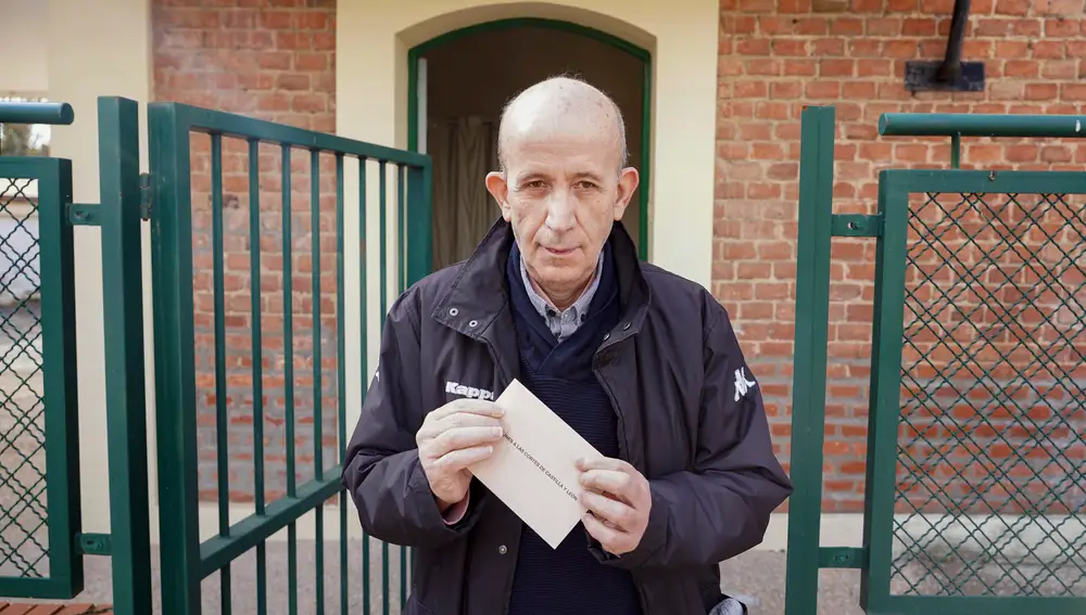 Javier Oliveras deposita su sobre a las elecciones autonómicas en el colegio electoral ubicado en la sede de la Asociación de Vecinos Pinar de Antequera de Valladolid