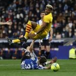 Pedrosa y Adama pelean por un balón en el derbi catalán