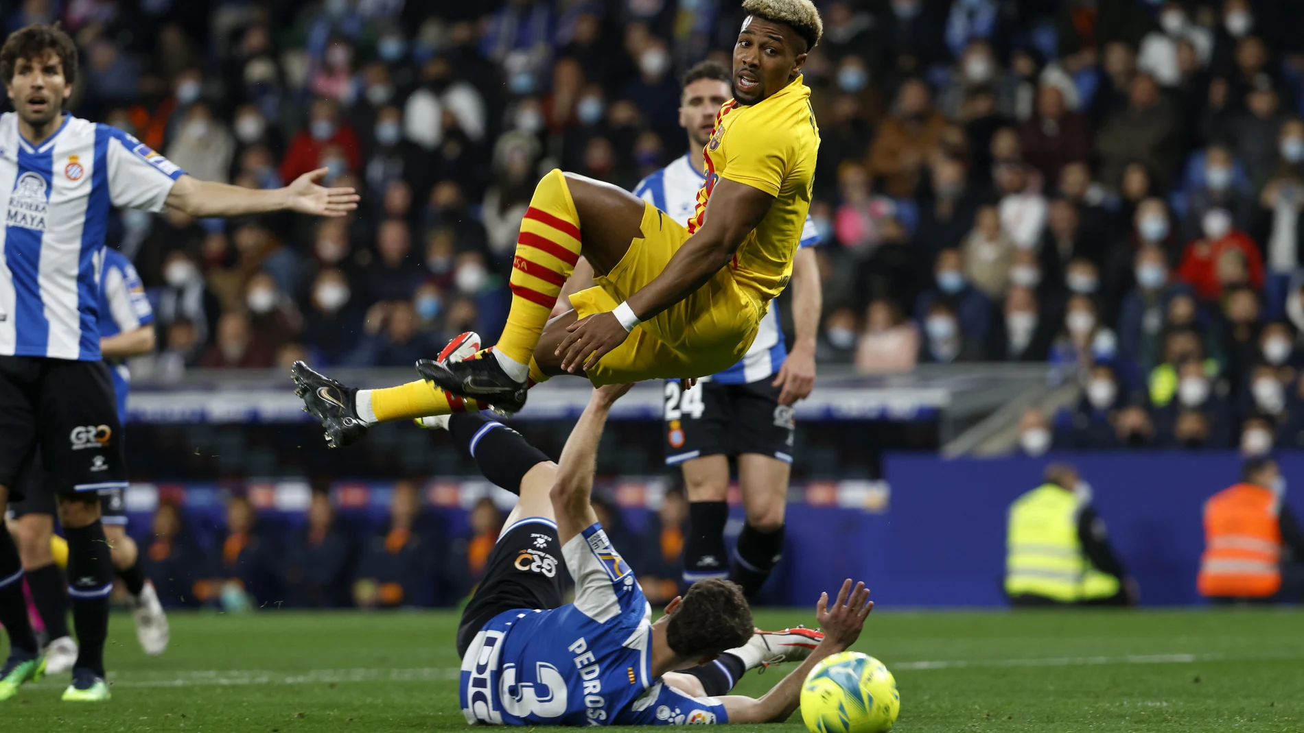 Pedrosa y Adama pelean por un balón en el derbi catalán
