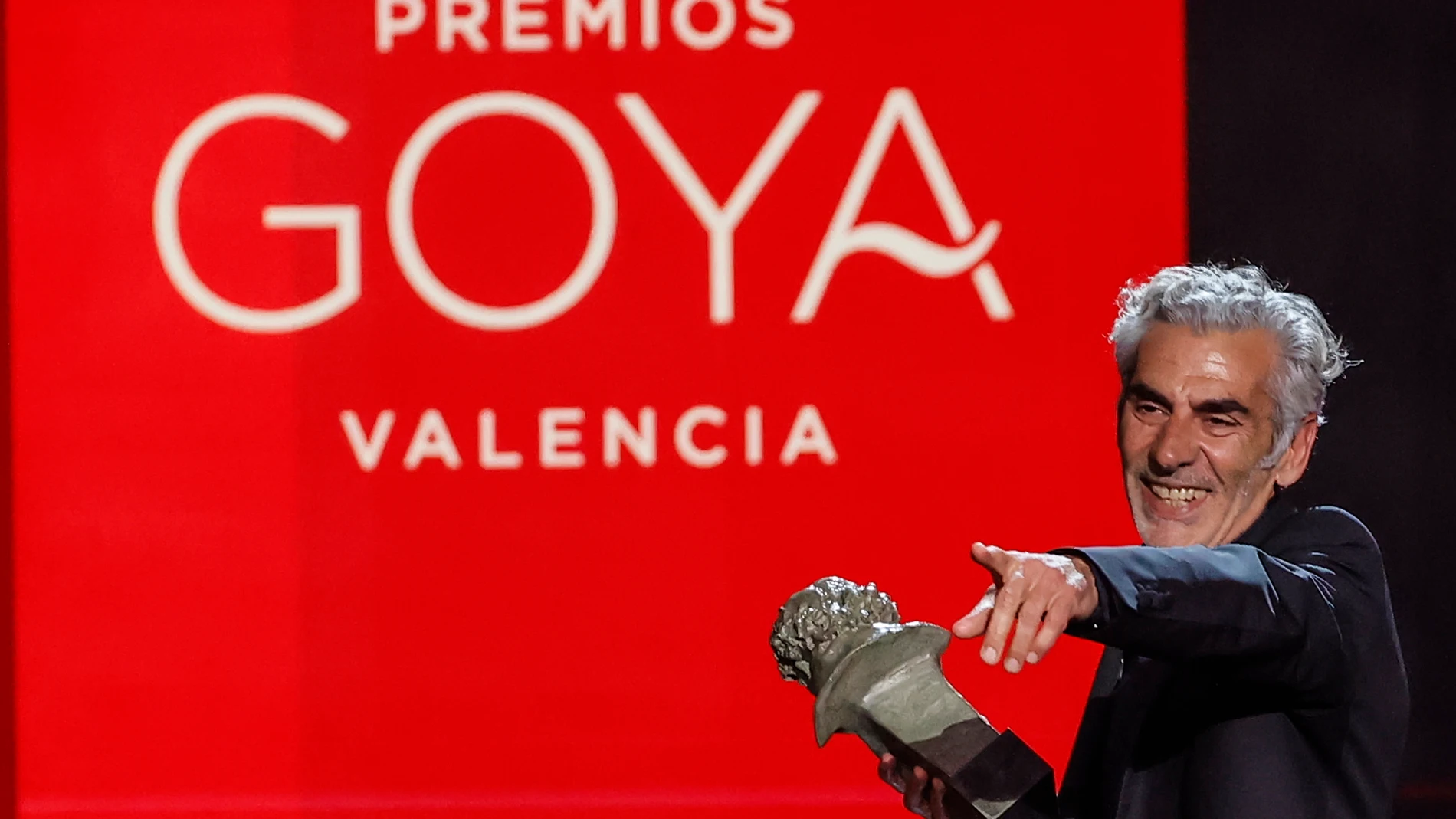 Kiko de la Rica recibe su Goya por mejor dirección de Fotografía en la 36ª gala de los Premios Goya, en el Palau de les Arts de Valencia