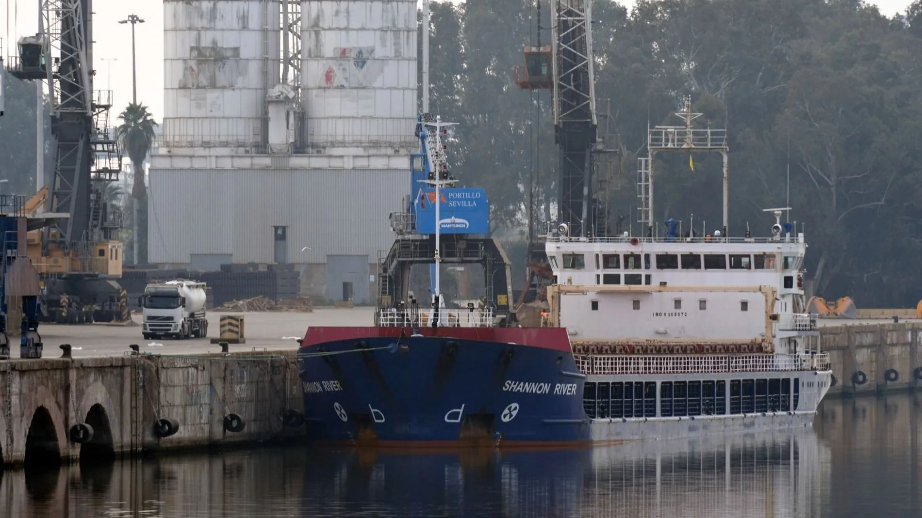 Barco procedente de Montenegro atracado en el puerto de Sevilla