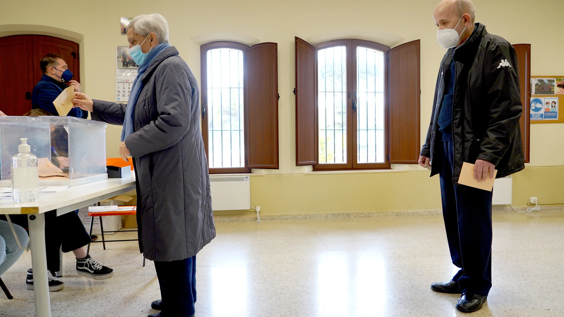 Javier Oliveras deposita su sobre a las elecciones autonómicas en el colegio electoral ubicado en la sede de la Asociación de Vecinos Pinar de Antequera de Valladolid