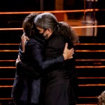 Javier Bardem y Fernando León de Aranoa se abrazan tras recibir el Goya a la mejor película