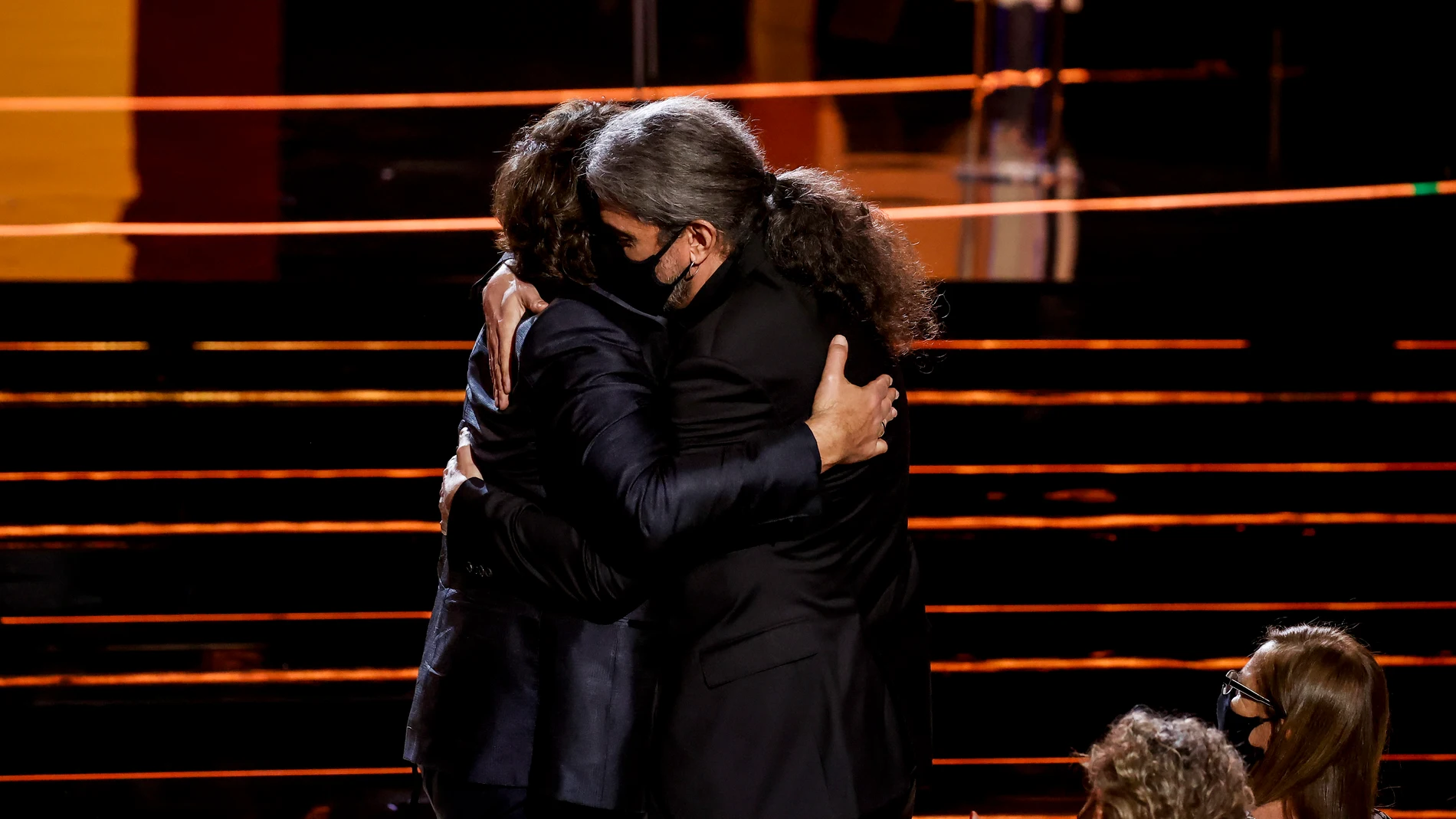 Javier Bardem y Fernando León de Aranoa se abrazan tras recibir el Goya a la mejor película