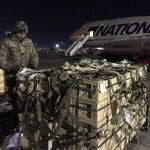 Ayuda militar estadounidense siendo descargada en el aeropuerto de Kiev, 13 de febrero.