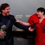 Los actores Javier Bardem y Blanca Portillo posan con los Goya a mejores actores protagonistas durante la gala de la 36 edición de los Premios Goya