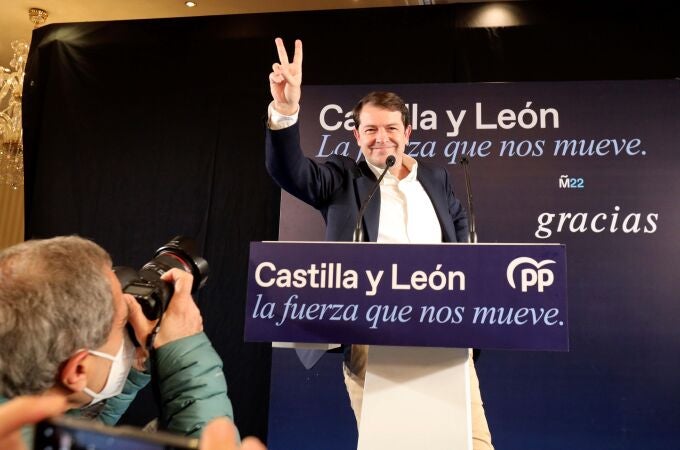 El presidente de la Junta de Castilla y León y candidato del PP a la reelección, Alfonso Fernández Mañueco, tras ganar las elecciones del pasado 13 de febrero
