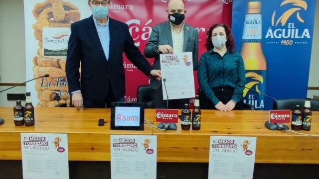 De izda a dcha, Samuel Moreno, Juanjo Delgado y Beatriz Martínez presentan 'El Mejor Torrezno del Mundo'. EUROPA PRESS 14/02/2022