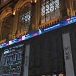 Vista general del parqué madrileño de la Bolsa este lunes que ha abierto con una caída del 2,67 % ante el aumento de las tensiones entre Ucrania y Rusia, lo que asimismo ha provocado que el precio del crudo Brent toque nuevos máximos desde 2014, por encima de los 95 dólares