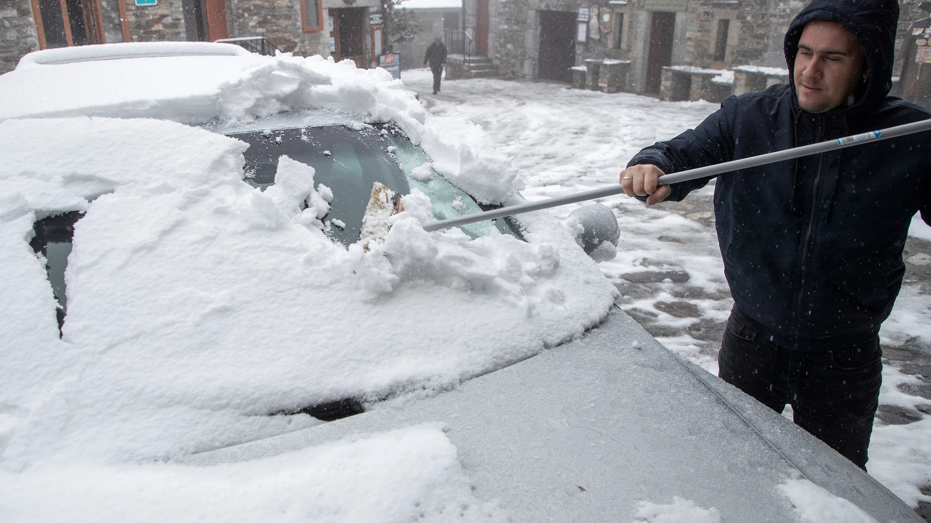 Un hombre retiraba el pasado lunes la nieve de su vehículo en O Cebreiro, Lugo