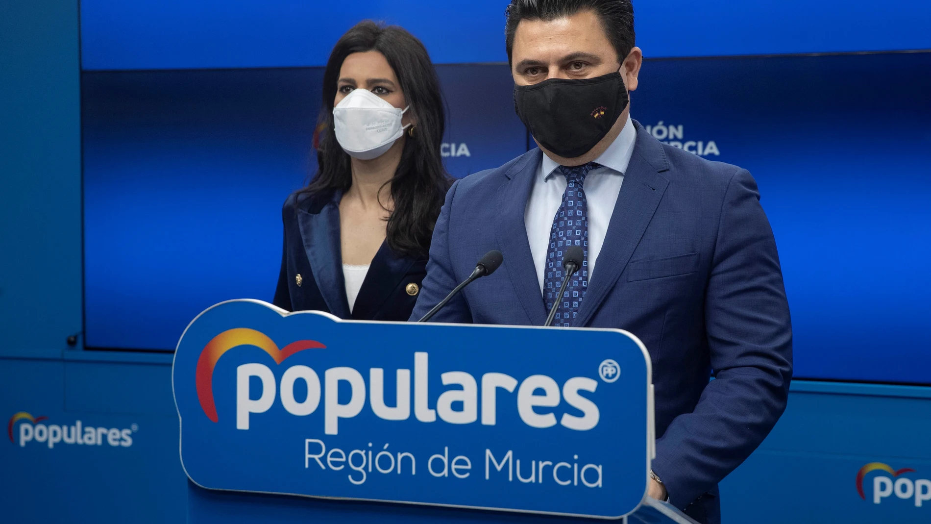 El secretario general del Partido Popular en la Región de Murcia, José Miguel Luengo (d), y la portavoz del partido Miriam Guardiola. Imagen de archivo