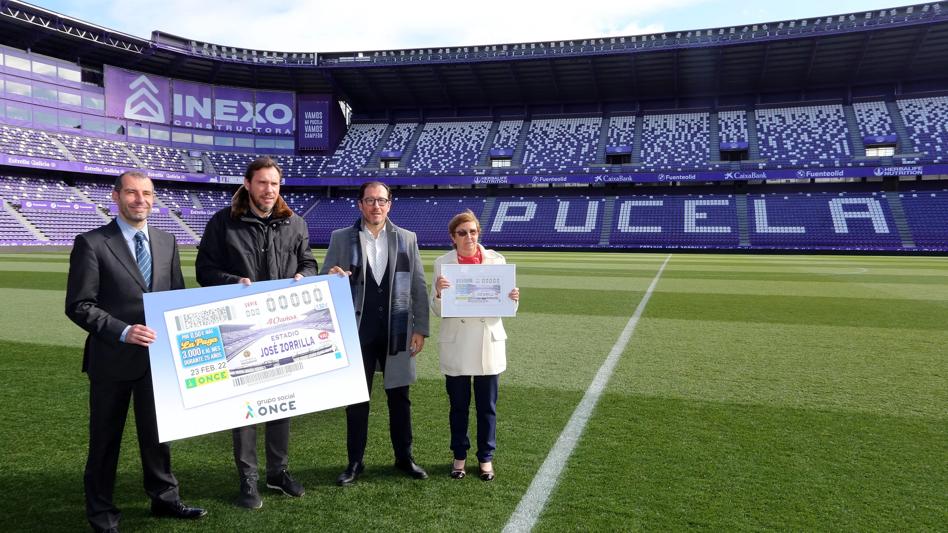 El alcalde de Valladolid, Óscar Puente; el delegado territorial de la ONCE en Castilla y León, Ismael Pérez, y el consejero portavoz del Real Valladolid, David Espinar, presentan un cupón con motivo del 40 aniversario del Estadio José Zorrilla