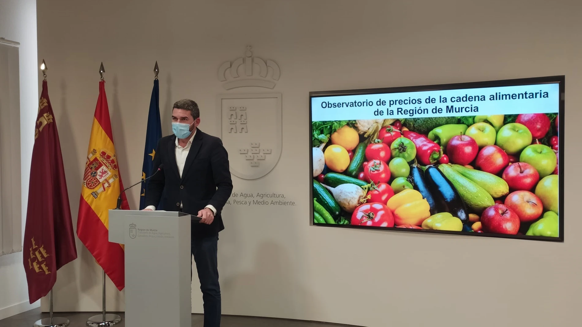 El consejero Antonio Luengo durante la reunión con el sector agrario para la constitución del Observatorio de Precios de la cadena alimentaria