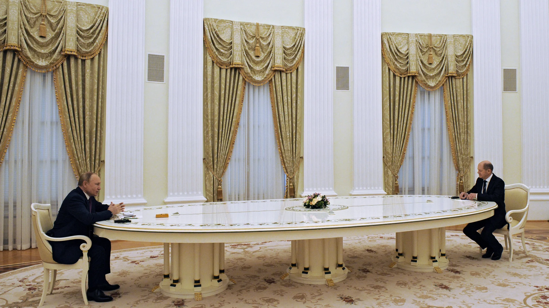 En las reuniones de Putin con Macron y con Scholz, que tuvieron lugar para buscar una “desescalada” en el conflicto con Ucrania, este mueble ha sido el “otro protagonista”.
