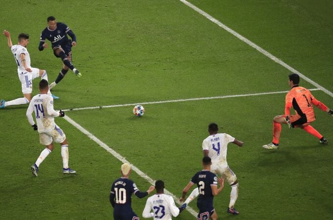 El remate con el que Mbappé superó a Courtois en el PSG - Real Madrid