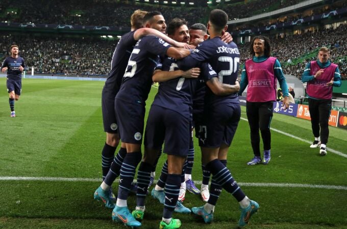 Los jugadores del Manchester City celebran uno de los goles que le marcaron al Sporting de Portugal