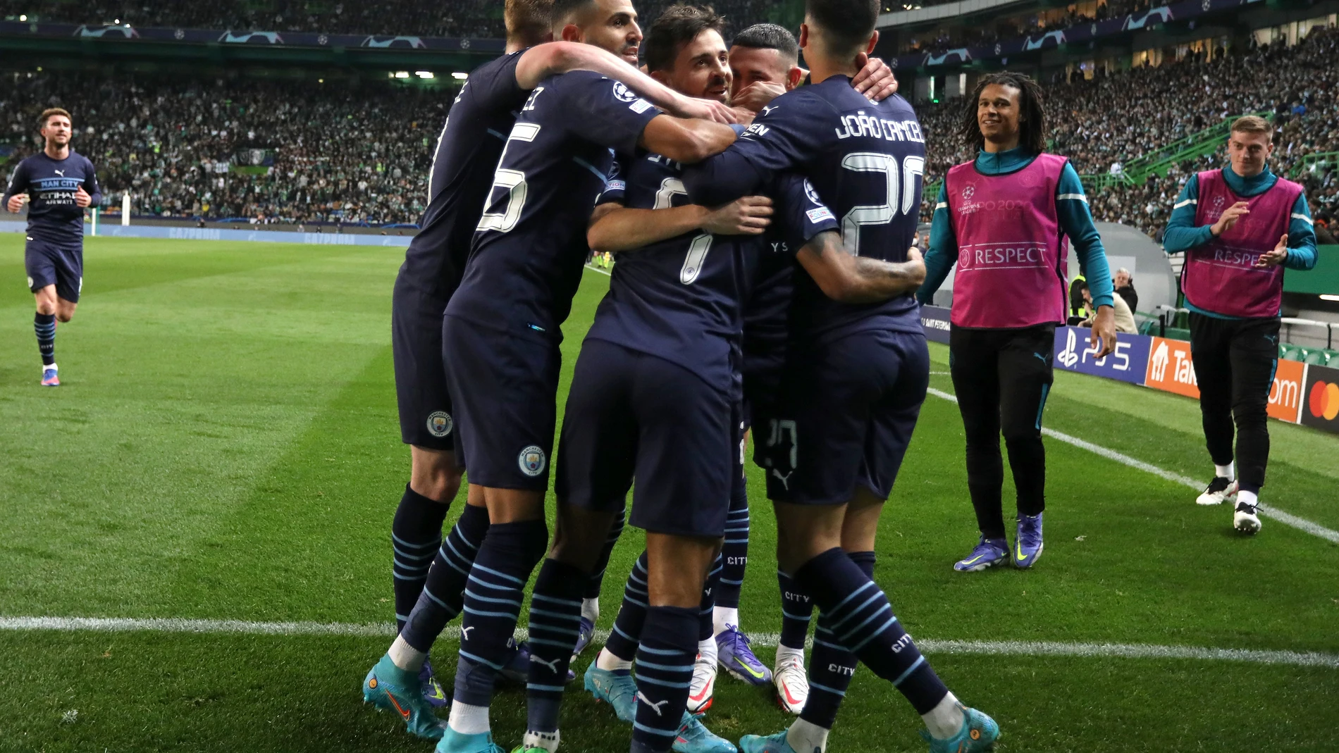 Los jugadores del Manchester City celebran uno de los goles que le marcaron al Sporting de Portugal