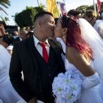Una pareja se besa luego de participar en la celebración de una boda masiva como parte de la celebración del Día de San Valentín