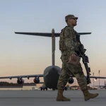 Miembros de la 82 División Aerotransportada del Ejército de los EE. UU. caminan sobre la pista en Pope Field antes del despliegue a Polonia desde Fort Bragg, en EEUU