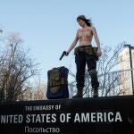 Una activista del movimiento de mujeres FEMEN posa durante su actuación frente a la embajada en Kiev, Ucrania