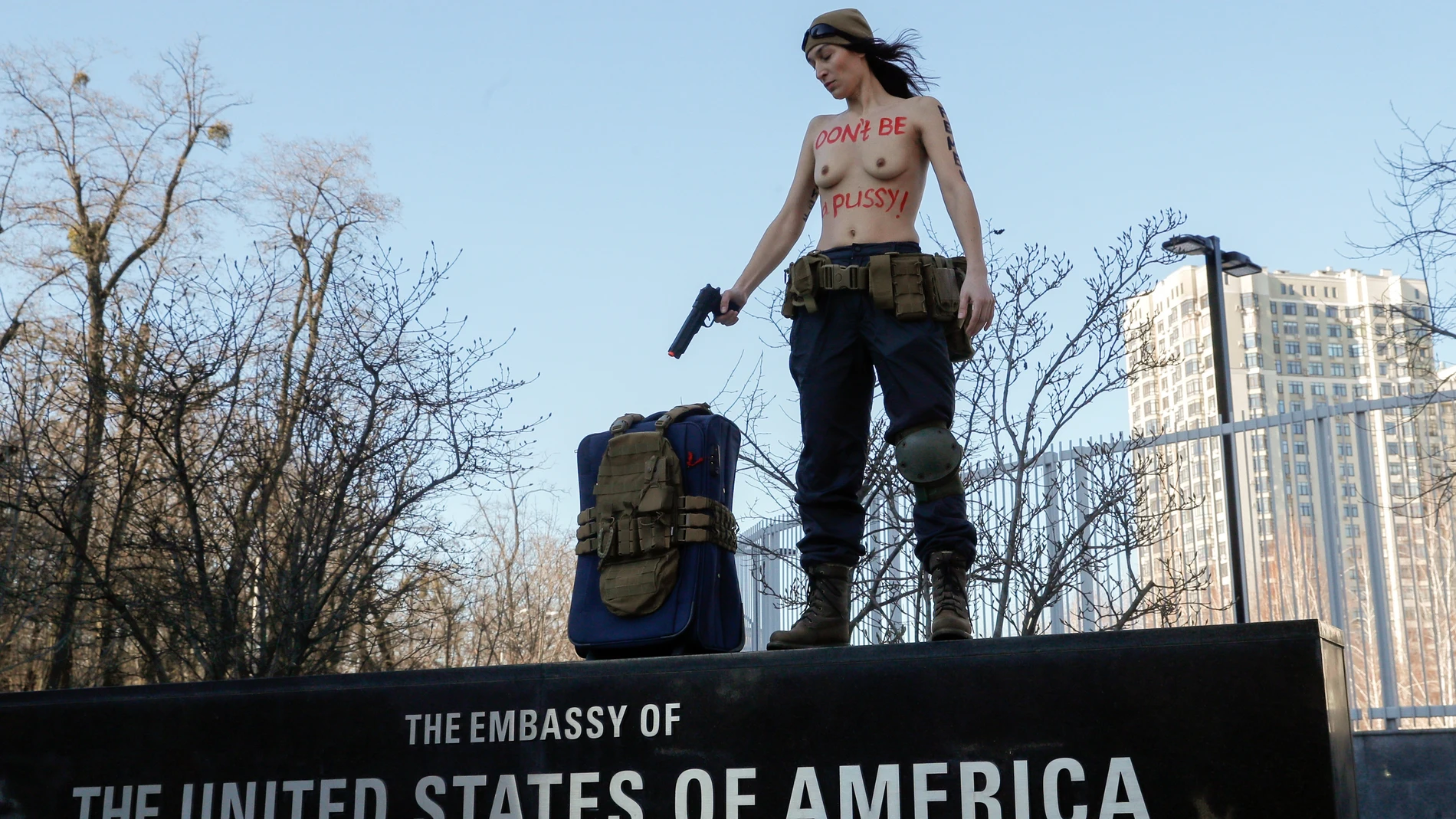 Una activista del movimiento de mujeres FEMEN posa durante su actuación frente a la embajada en Kiev, Ucrania