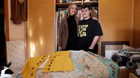 Laura (d) y Alicia (i) son pareja desde hace casi dos años y ambas sienten pasión por las Fallas