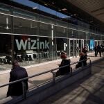 Varias personas esperan a ser vacunadas en el WiZink Center de Madrid