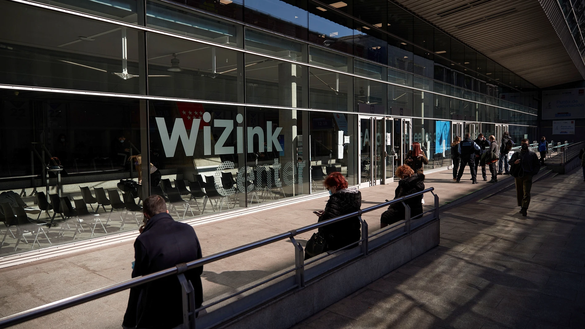 Varias personas esperan a ser vacunadas en el WiZink Center de Madrid