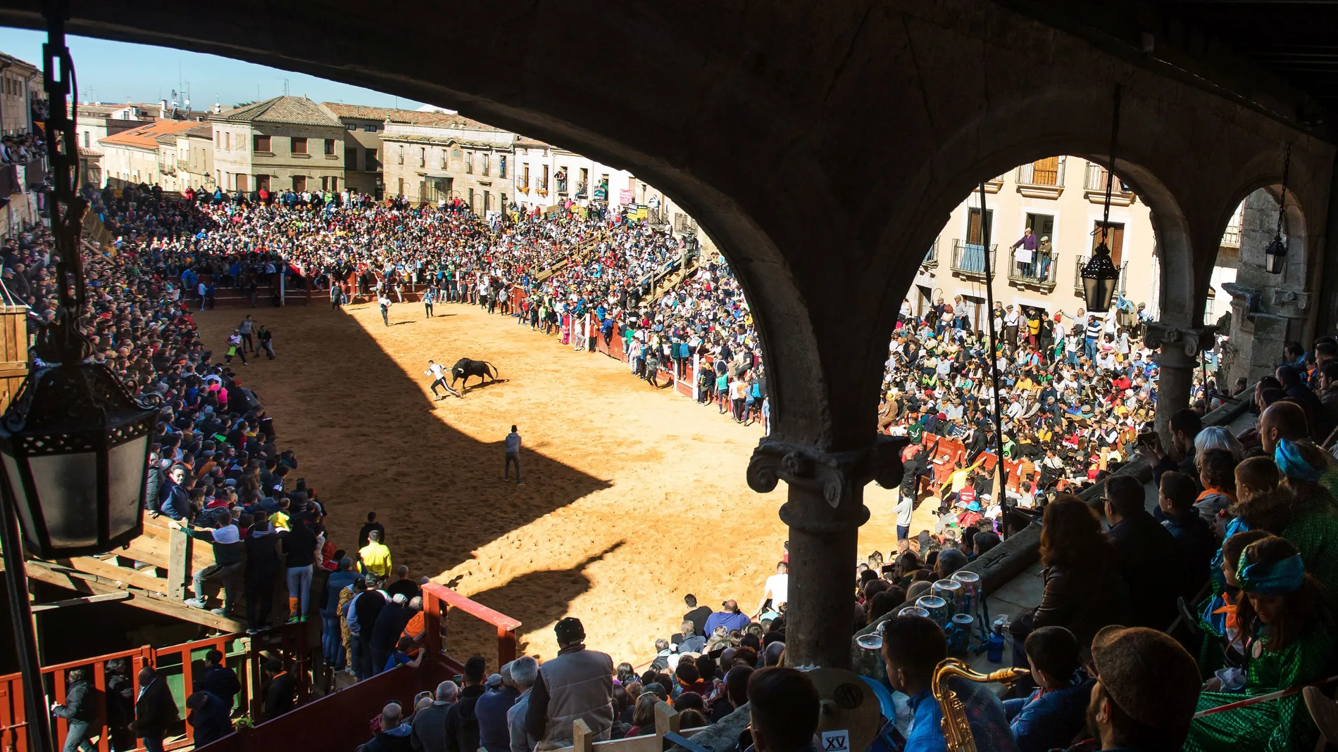 Panorámica del coso taurino que se monta en la Plaza Mayor de Ciudad Rodrigo durante una capea