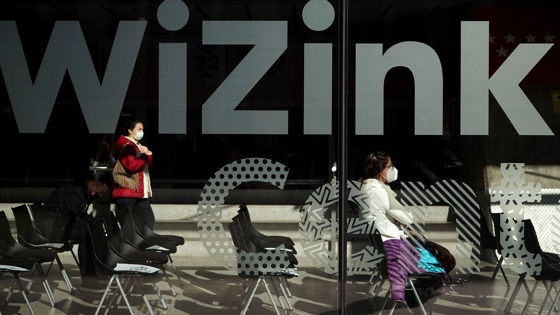 Varias personas esperan su turno en el WiZink Center
